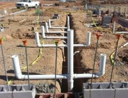 Spara crew installing perimeter security fencing